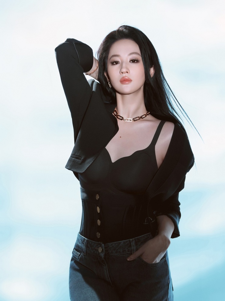 Người đẹp theo lối trang điểm căng mọng, nhấn vào bờ môi.