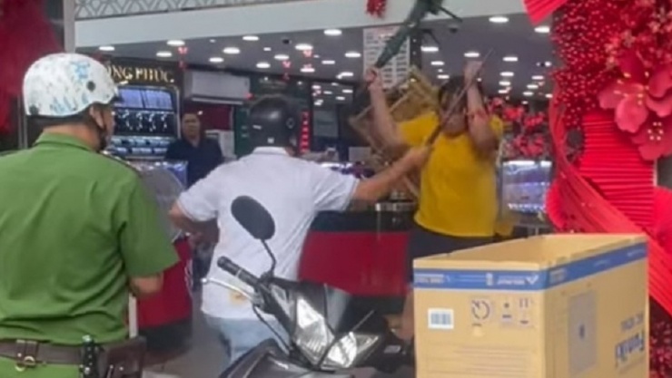 Đối tượng nữ vào tiệm vàng Hồng Phúc có hành vi gây mất trật tự