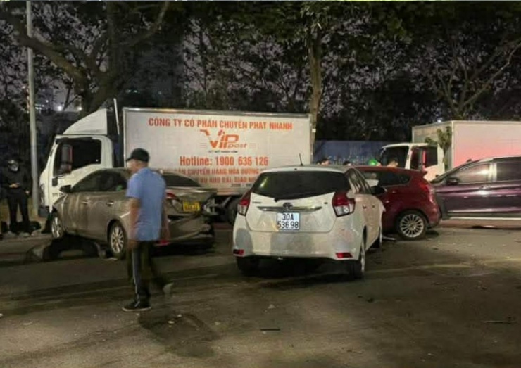 Theo đó, khoảng 18h49 phút tối 6/3, ông N.V.S (SN: 1960; thường trú tại phường Yên Hoà, TP Hà Nội) điều khiển xe ô tô lưu thông trên đường Nguyễn Chánh (hướng đi Trần Duy Hưng) thì không làm chủ được tay lái, đâm liên hoàn vào 5 xe ô tô và 3 xe máy.&nbsp;