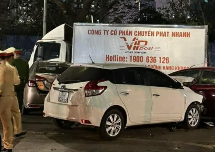 Tại hiện trường, ô tô trắng lấn sang làn ngược chiều và chỉ dừng lại khi đâm ngang một ô tô khác. Phần đầu xe ô tô trắng biến dạng, hư hỏng nặng.&nbsp;Lái xe gây tại nạn được người dân&nbsp;yêu cầu ngồi yên trong xe chờ lực lượng chức năng đến làm việc.