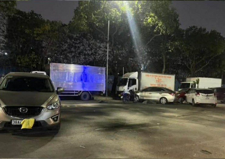 Các phương tiện nằm ngổn ngang sau vụ tai nạn.