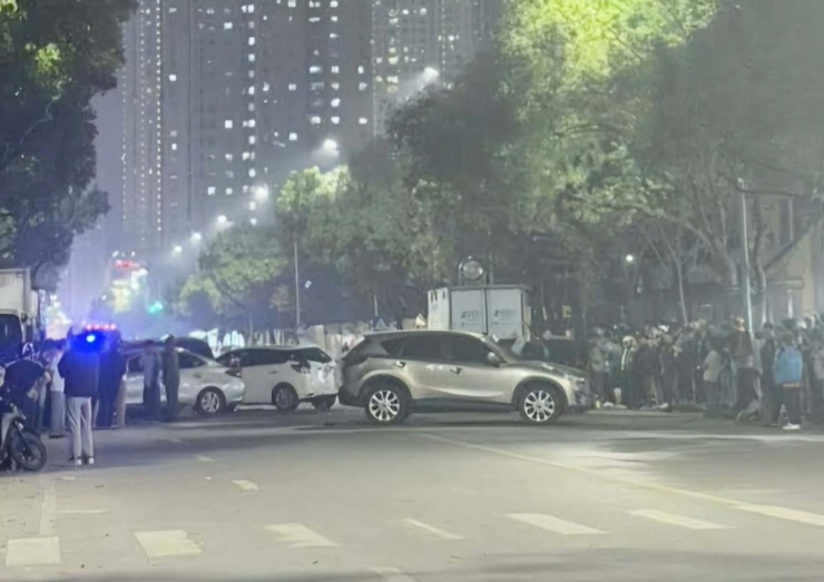 Tại hiện trường có ít nhất 4 ô tô bị va đập, biến dạng, nằm chắn ngang đường khiến giao thông ùn tắc.