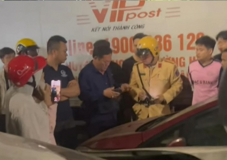 Các nạn nhân và người nhà nạn nhân cung cấp giấy tờ và bằng chứng cho cảnh sát giao thông.