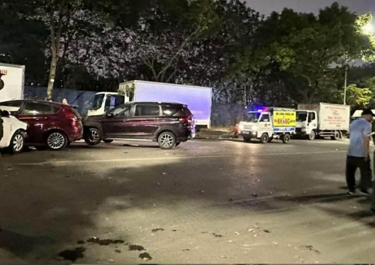 Theo nguồn tin mới nhất, Phòng Cảnh sát giao thông đã phối hợp Cơ quan Cảnh sát điều tra Công an TP Hà Nội, Công an phường Yên Hoà đã và đang xác minh, làm rõ sự việc. Kiểm tra nồng độ cồn đối với lái xe N.V.S cho kết quả 0,264 mg/L khí thở.&nbsp;Hiện Giám đốc Công an TP Hà Nội đang chỉ đạo các đơn vị nghiệp vụ tiến hành điều tra, xử lý nghiêm vụ việc theo quy định của pháp luật.