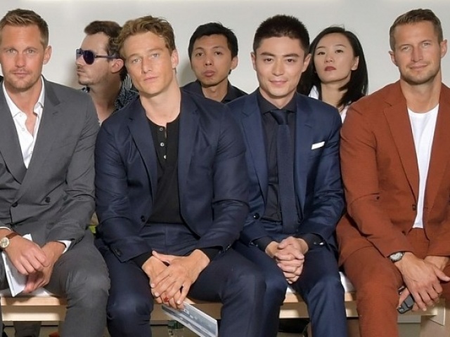 Hoắc Kiến Hoa khiến fan cười bò vì tư thế ngồi ở show thời trang