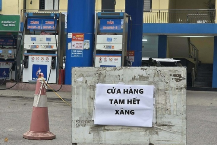 Cây xăng bán nhỏ giọt, treo biển hết hàng