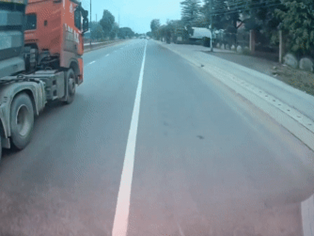 Clip tài xế xe ben che biển số, chèn ép ô tô trên quốc lộ