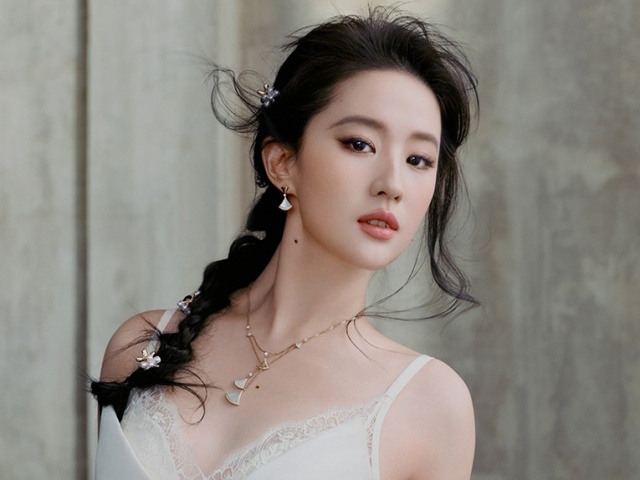 Lưu Diệc Phi lăng xê nội y đơn sắc