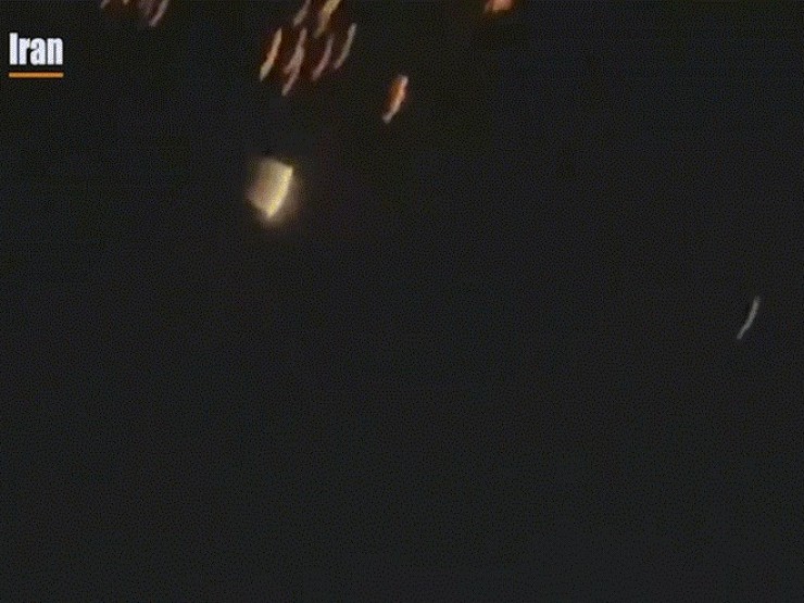 VIDEO: Mưa tên lửa siêu nặng của Iran 