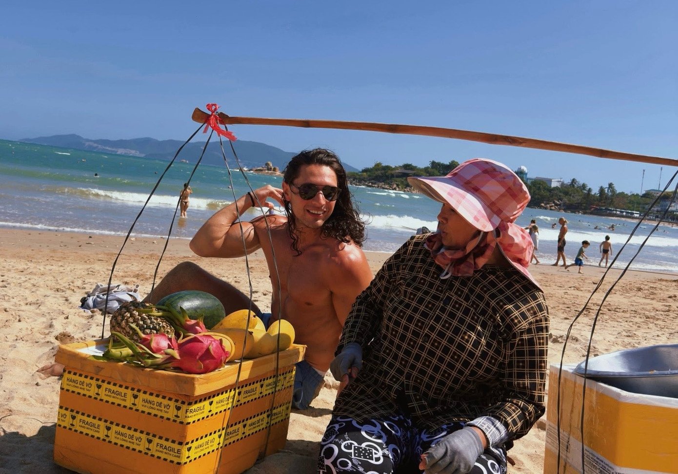 Chủ kênh Local Lou và người bán hoa quả ở Nha Trang.