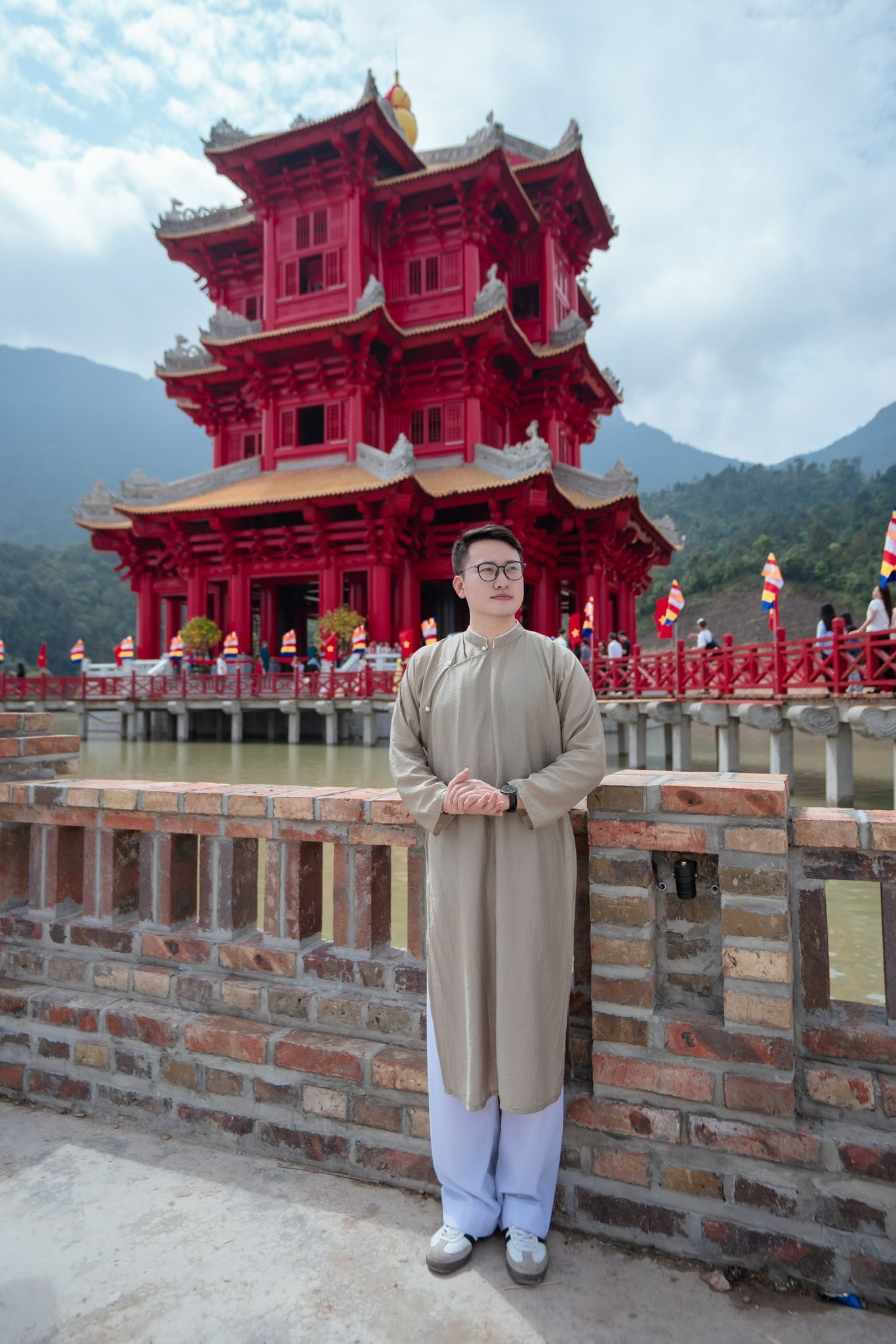 Tòa tháp màu đỏ rực thu hút người dân và du khách tới tham quan. Ảnh: Go To Bac Ninh