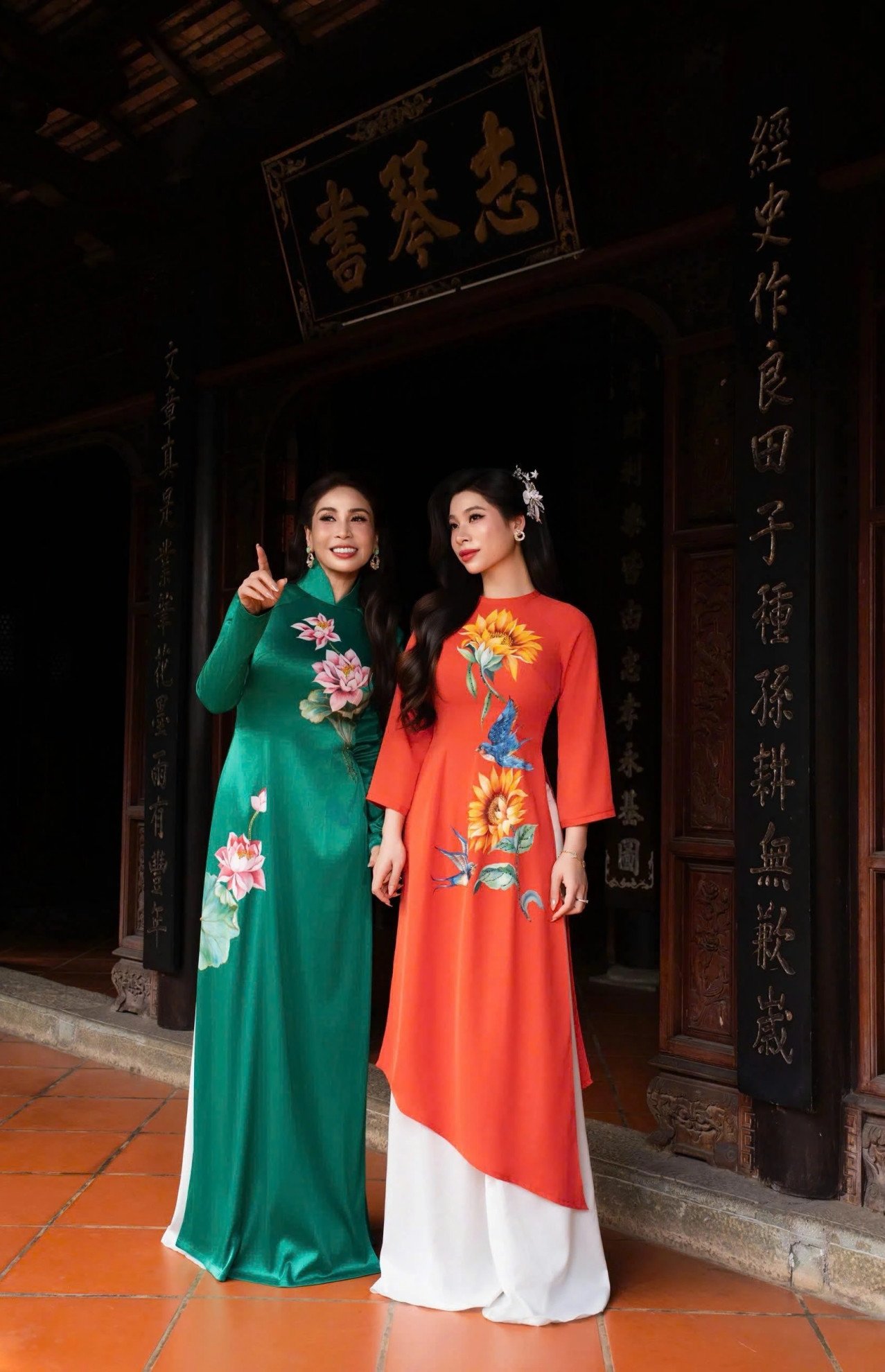 Mẹ con Lý Hương diện áo dài đầu năm.