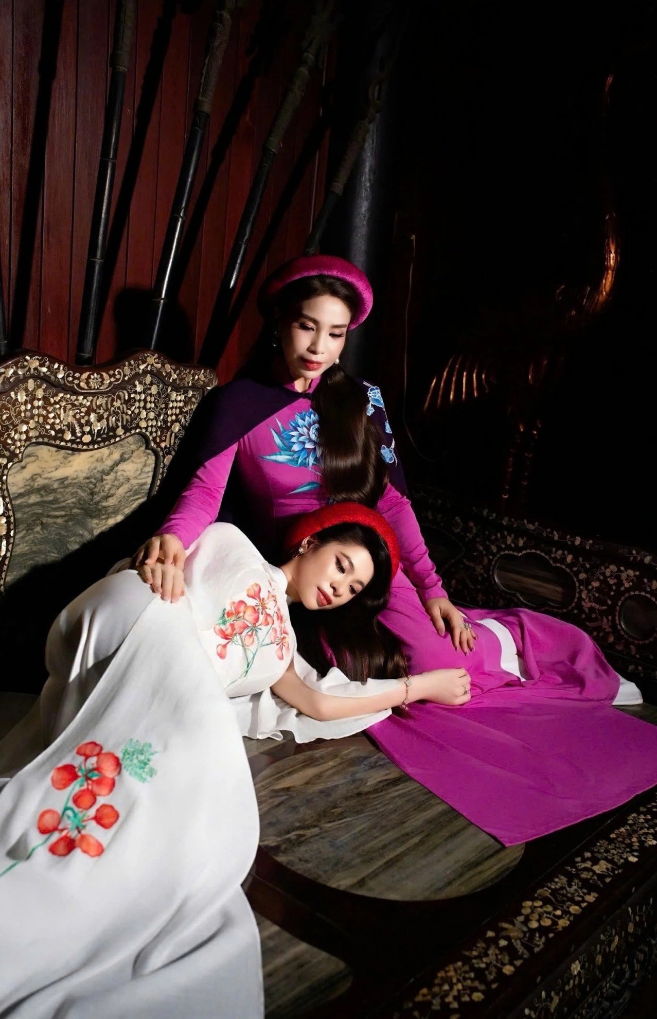 Mẹ con Lý Hương diện áo dài đầu năm.