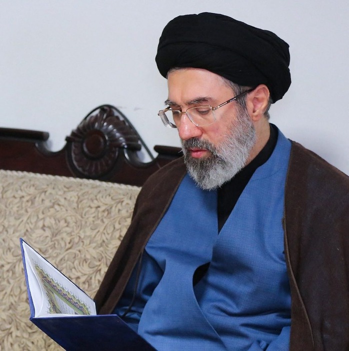 Ông Mojtaba Khamenei đang nổi lên như ứng cử viên hàng đầu kế nhiệm cha trở thành Lãnh tụ tối cao mới của Iran. Ảnh: Telegraph&nbsp;