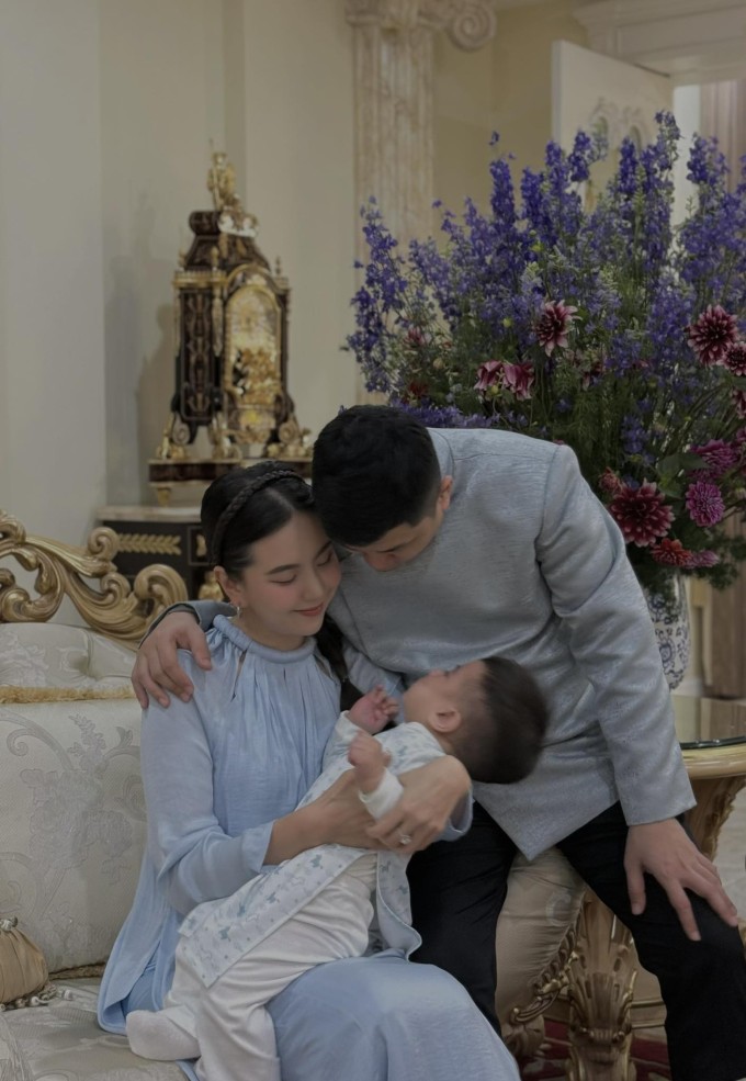 Mai Ngọc bên chồng và con trai dịp Tết Bính Ngọ.