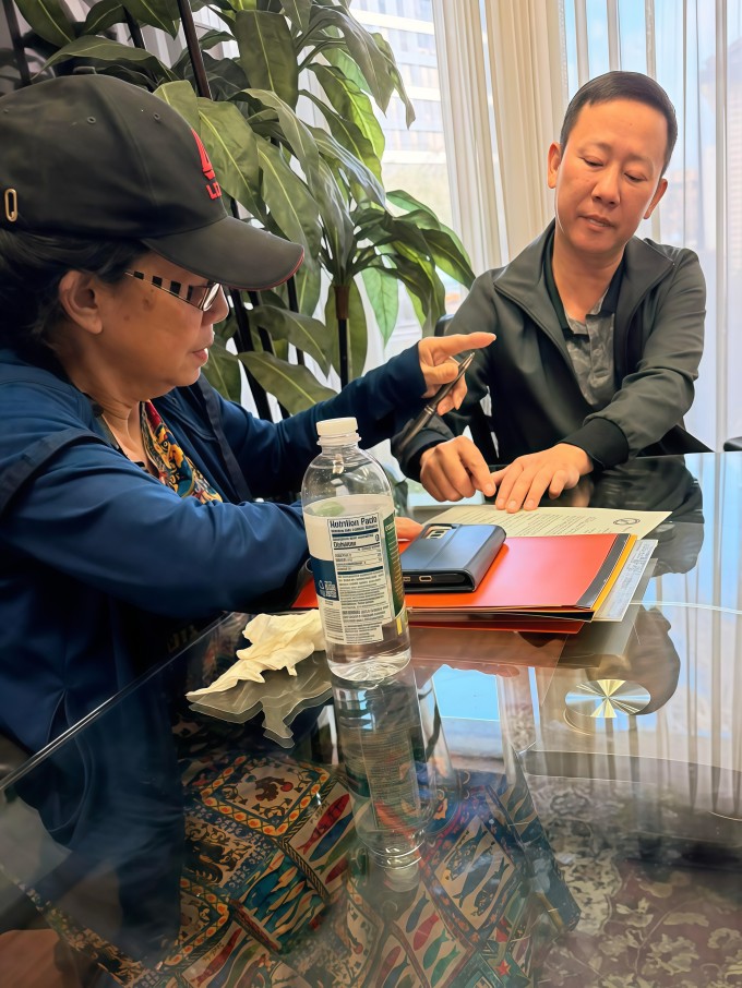 Ca sĩ Bích Phương tại phòng hành chính của bệnh viện.