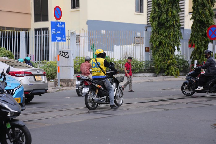Người dân băng qua đoạn đường sắt Bắc - Nam không đúng quy định trên đường Hoàng Văn Thụ, TPHCM.