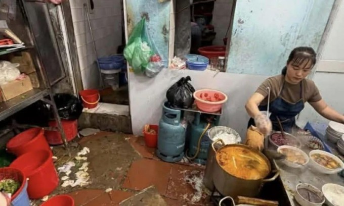 Khu vực bán hàng của quán bún riêu Hàng Lược. Ảnh: Tiểu Hồng Thư