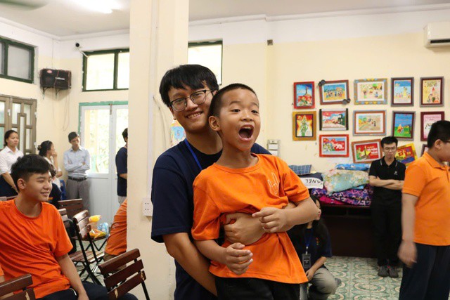 Không chỉ hỗ trợ bằng công nghệ, Thuận Hiếu luôn dành sự quan tâm chân thành và hơi ấm lan tỏa đến những em nhỏ có hoàn cảnh đặc biệt.