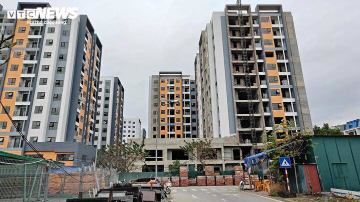 Nhà ở xã hội Tùng Bách dù chưa hoàn thiện nhưng vẫn được rao bán lại với khoản chênh 250 - 280 triệu đồng/căn.