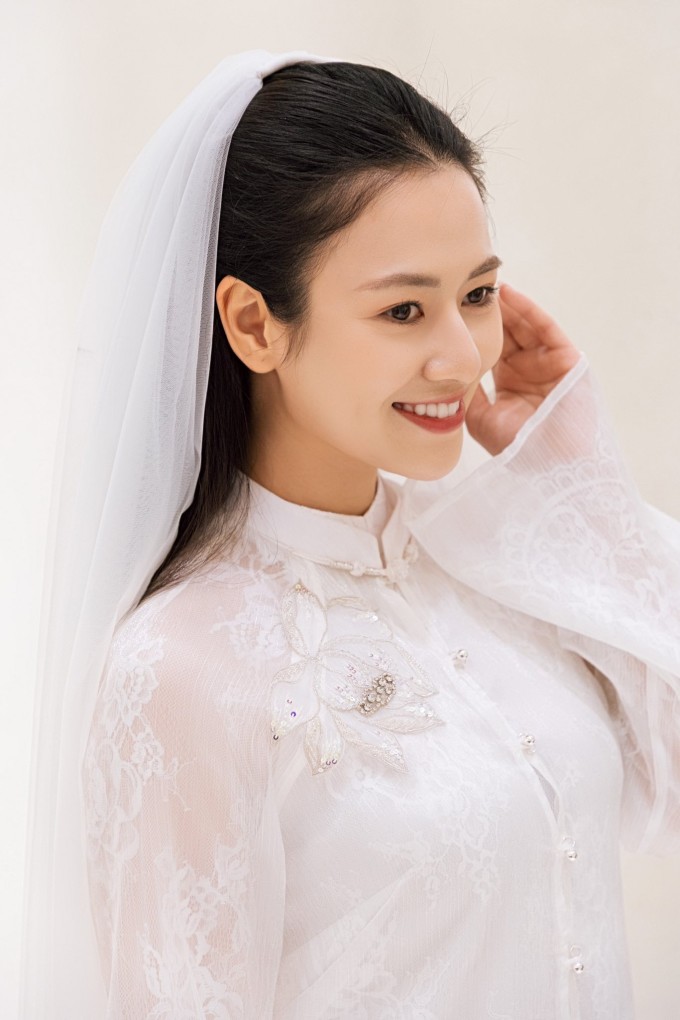 Diễn viên Việt Hoa.