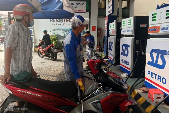 Cửa hàng xăng trên đường Quang Trung, phường Gò Vấp (TP HCM), cho biết nguồn cung hàng về nhỏ giọt, ngày 6/3. Ảnh: Thi Hà