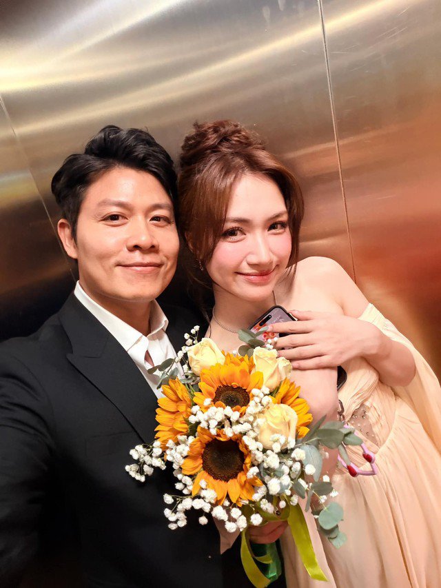 Nhạc sĩ Nguyễn Văn Chung và Hòa Minzy chụp ảnh như cô dâu chú rể