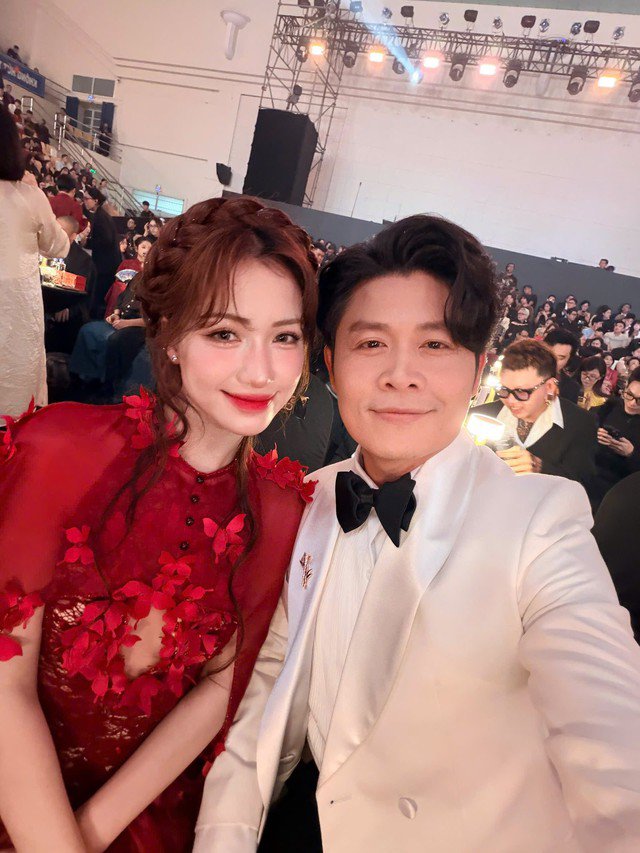 Nhạc sĩ Nguyễn Văn Chung và Hòa Minzy thân thiết hơn sau khi hợp tác trong tác phẩm "Nỗi đau giữa hòa bình".