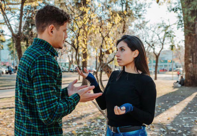 Một trong những sai lầm phổ biến là mềm lòng trước những lời cầu xin hay sự bi lụy của người yêu cũ. Ảnh minh họa
