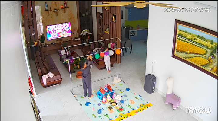 Dân mạng tấm tắc khen khi biết hai em dành tiền lì xì để chuẩn bị sinh nhật mẹ. (Ảnh chụp màn hình)