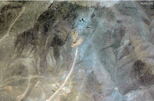 Theo giới phân tích, phần lớn trong số hàng chục căn cứ tên lửa của Iran được xây dựng ngầm dưới lòng đất, song tuyến đường và lối ra vào trên mặt đất vẫn để lộ dấu vết. Ảnh: MAXAR