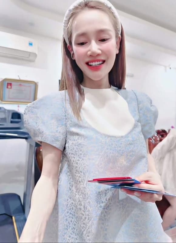 Mới đây nhất, khi về quê cùng gia đình, Nhã Phương lại khiến khán giả sốc với vóc dáng gầy như hồi con gái.