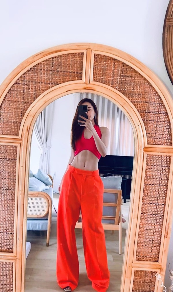 Cụ thể, chế độ giảm cân của người đẹp như sau: Ngày 1: Trái cây (trừ chuối) + uống đủ nước.Ngày 2: Ăn rau củ + uống đủ nước. Ngày 3: Rau củ (trừ khoai tây) + trái cây (trừ chuối) + uống đủ nước. Ngày 4: 8 quả chuối + 3 ly sữa không đường + uống đủ nước. Ngày 5: Ăn 1 bát cơm cùng 6 quả cà chua + uống đủ nước. Ngày 6: Ăn 2 bát cơm cùng với salad rau + bổ sung lượng nước vừa đủ. Ngày 7: Ăn 1 bát cơm cùng rau xanh + 1 ly nước ép trái cây + 1 lượng nước lọc cần thiết.