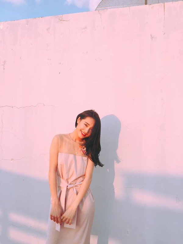 Cô thoải mái diện những bộ cánh hở tay mà không bị ám ảnh nỗi lo "vai u, thịt bắp" như nhiều chị em sau sinh khác.