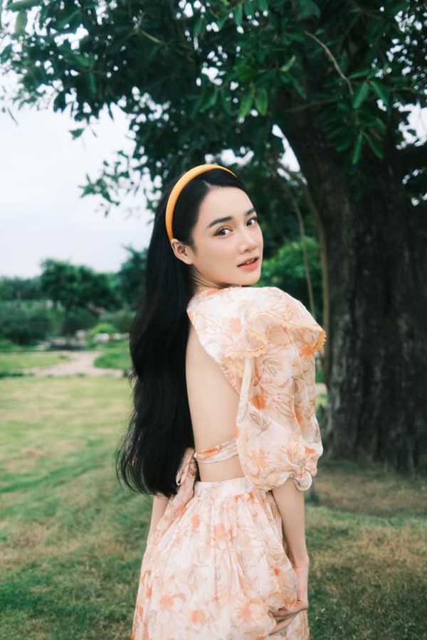 Ngay cả hình ảnh mới gần đây nhất, nữ diễn viên cũng gây chú ý khi khoe bờ lưng nuột nà không tì vết.