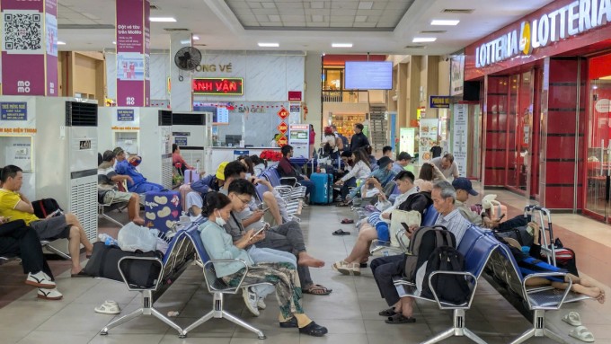 Hành khách chờ tàu ở ga Sài Gòn chiều 6/3. Ảnh: Giang Anh