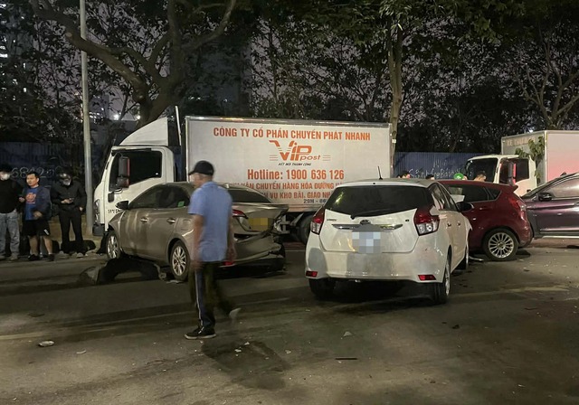 Hiện trường vụ tai nạn liên hoàn trên đường Nguyễn Chánh.