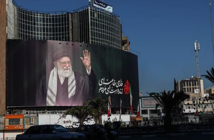 Người dân Iran tưởng nhớ cố Lãnh tụ Tối cao Ali Khamenei ngày 4-3. Ảnh: iranintl.com