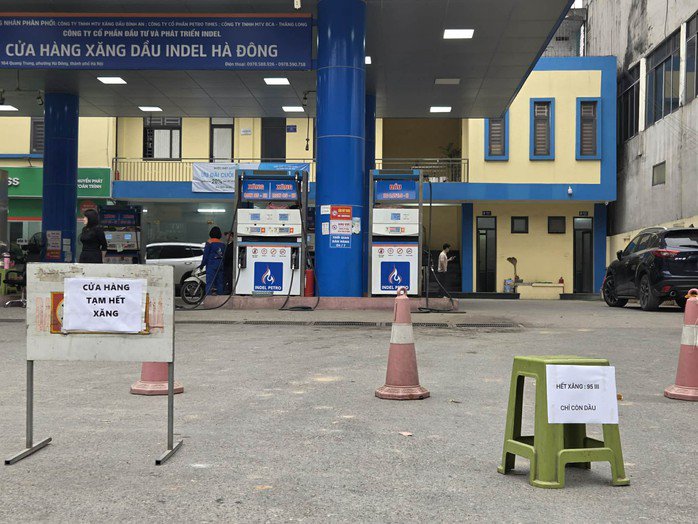 Cửa hàng treo biển hết xăng vào sáng nay 6-3