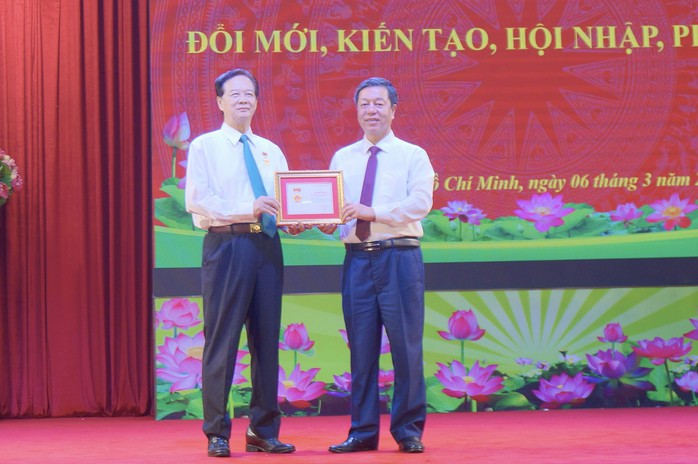 Giám đốc - Tổng Biên tập NXB Chính trị Quốc gia Sự thật Vũ Trọng Lâm (bên phải) trao tặng ông Nguyễn Tấn Dũng kỷ niệm chương "Vì sự nghiệp xuất bản sách lý luận, chính trị của Đảng và Nhà nước"
