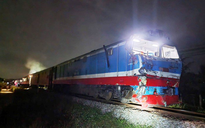 Đầu tàu cũng bị hư hỏng khá nặng