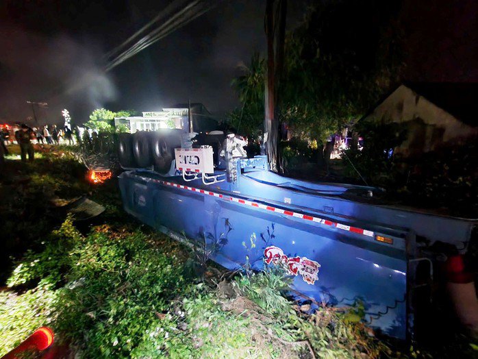 Xe tải bị tông gãy đôi