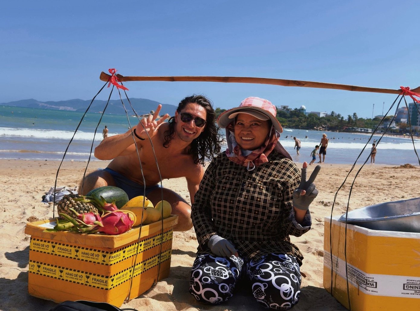 Chủ kênh Local Lou và người bán hoa quả ở Nha Trang.