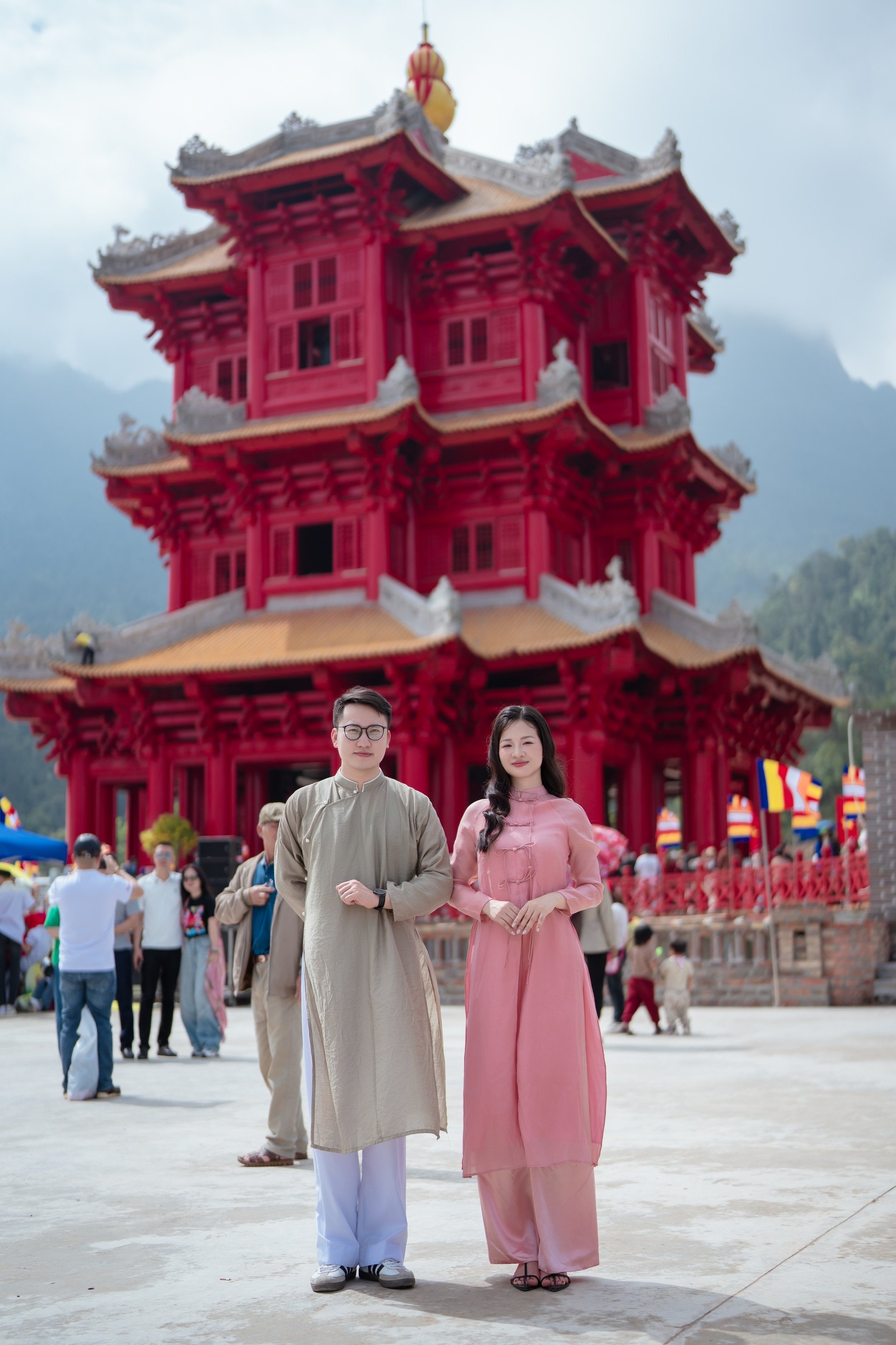 Tòa tháp màu đỏ rực thu hút người dân và du khách tới tham quan. Ảnh: Go To Bac Ninh