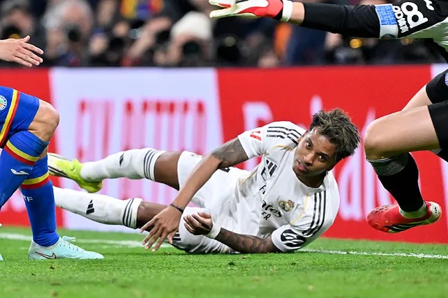 Rodrygo bị đau đầu gối từ rất lâu trước khi đứt dây chằng nhưng không được tư vấn biện pháp an toàn