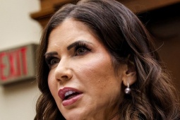 Tổng thống Trump sa thải thành viên đầu tiên trong nội các