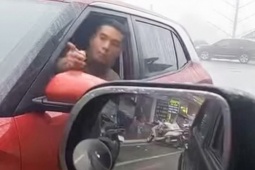 Ô tô 22A-240.09 đi ngược chiều, tài xế không nhường đường còn thách thức 'đỗ cả ngày'