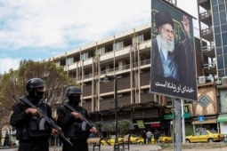 Iran ra lệnh bắn người hôi của trong chiến sự