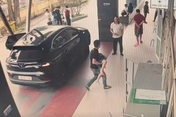 Tài xế nhiều lần vượt đèn đỏ đưa cháu bé đi cấp cứu