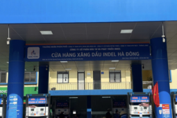 Một cửa hàng xăng dầu ở Hà Nội thông báo hết hàng do thiếu nguồn cung
